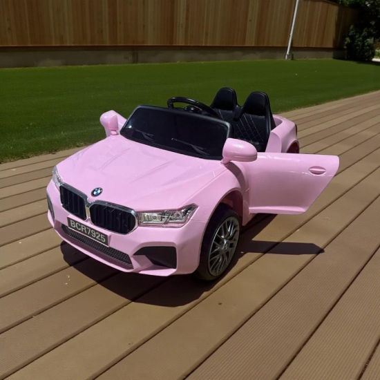 صورة سيارة أطفال كهربائية بتصميم BMW